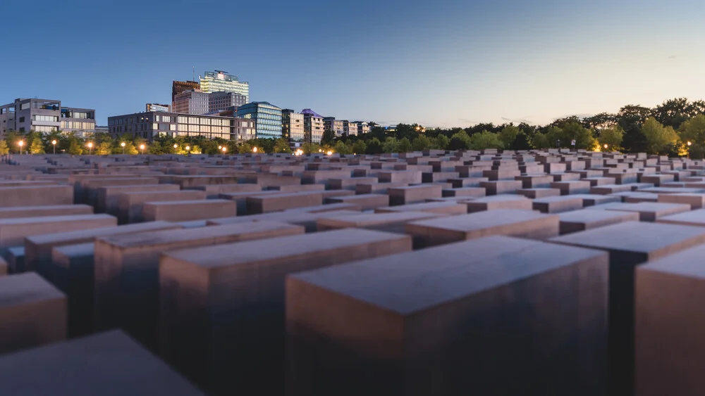 Holocaust Mahnmal und Potsdamer Platz à Berlin - Photographie fineart par Ronny Behnert
