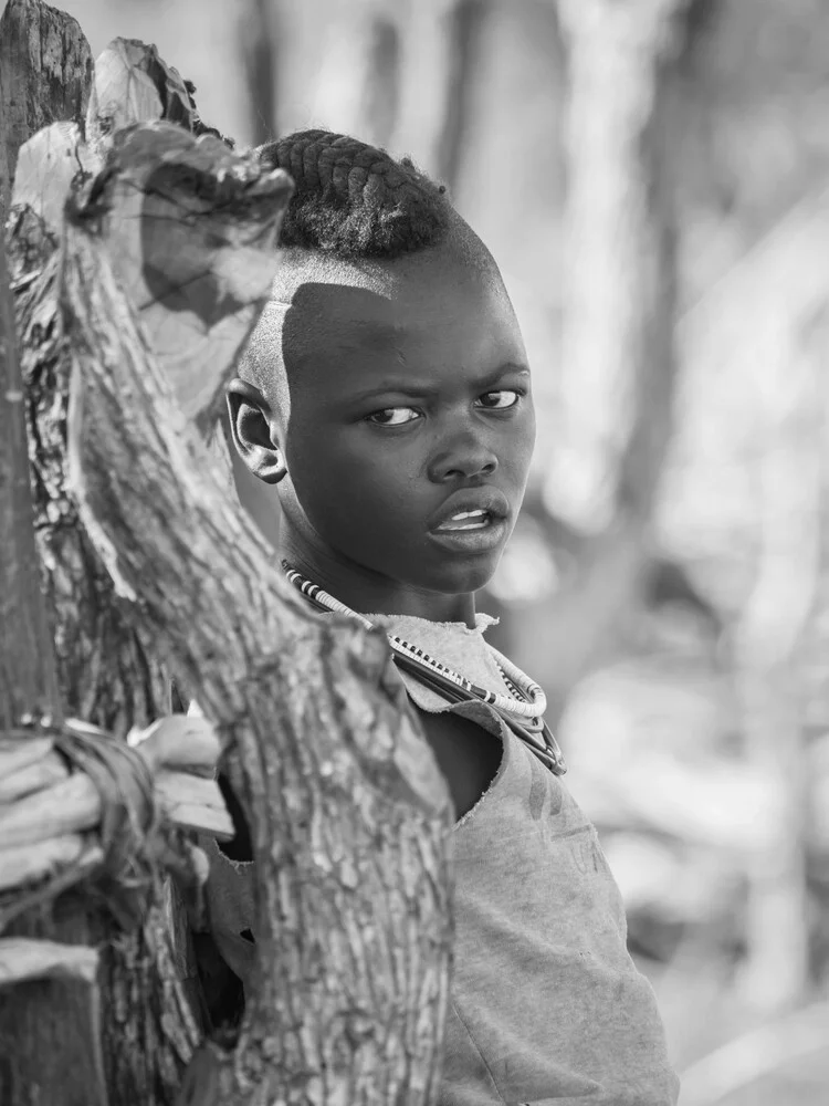 Junge vom Stamm der Himbas - Photographie d'art par Phyllis Bauer