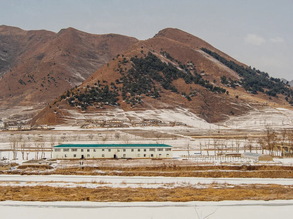 Maison, Corée du Nord (2017) - Photographie fineart de Franziska Söhner