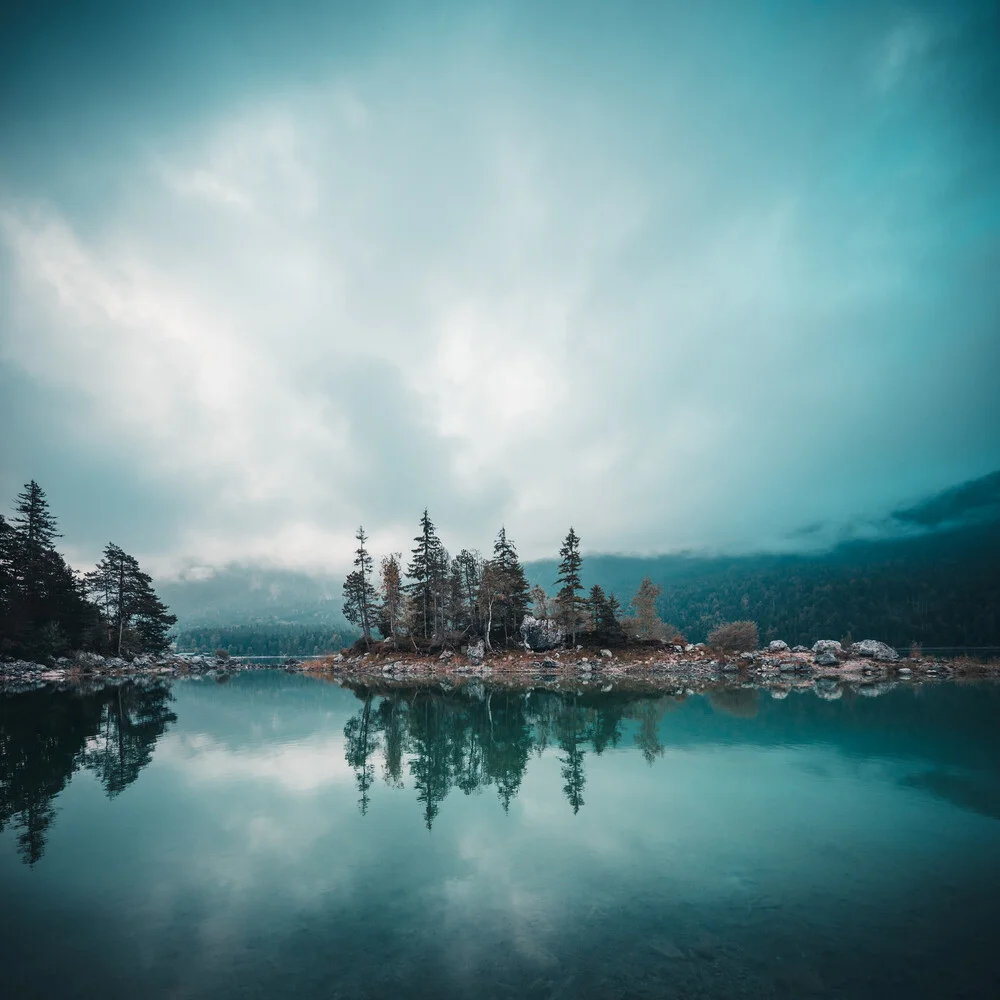Lac Eibsee à l'heure bleue - Photographie fineart de Franz Sussbauer