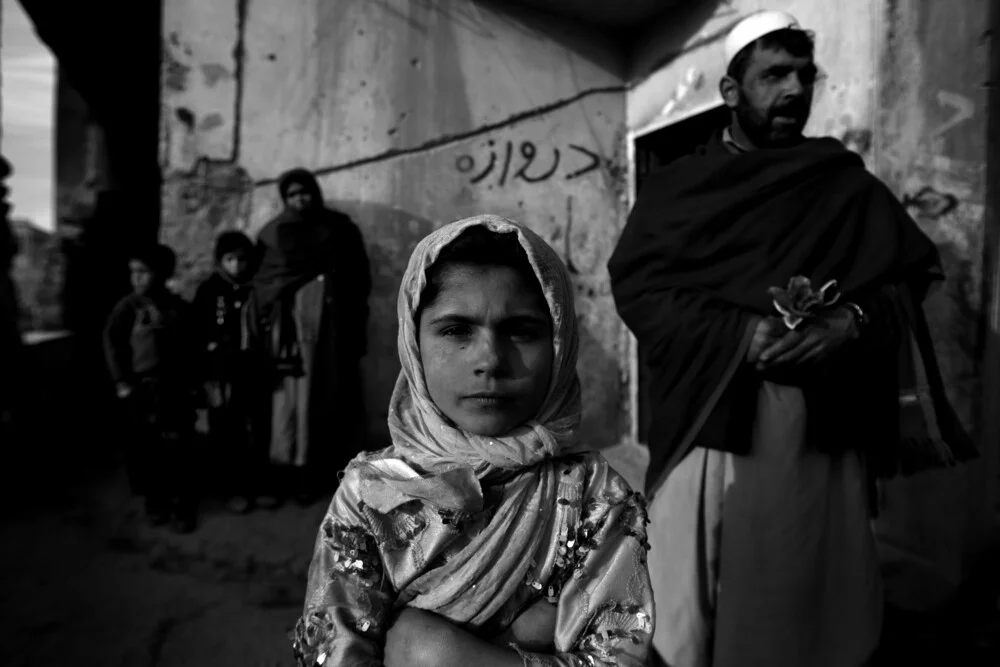 Famille afghane - fotokunst von Rada Akbar