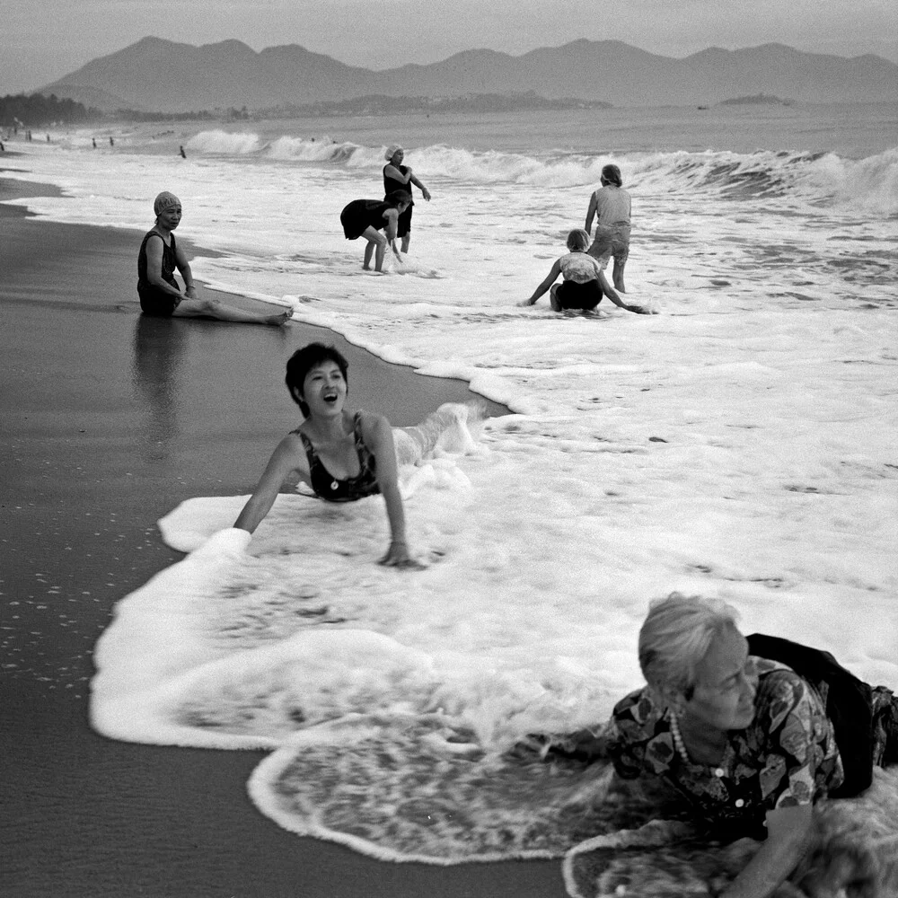 Femme au bain - Plage de Nha Trang - Vietnam - Photographie d'art par Silva Wischeropp