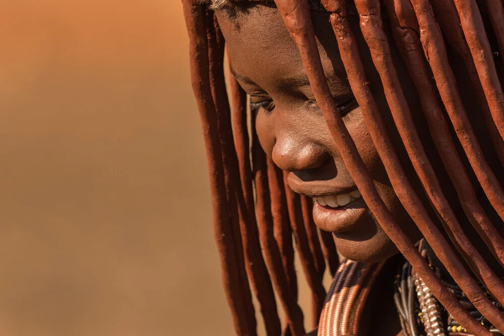 Natürliche Schönheit der Himba - Photographie d'art par Dirk Steuerwald