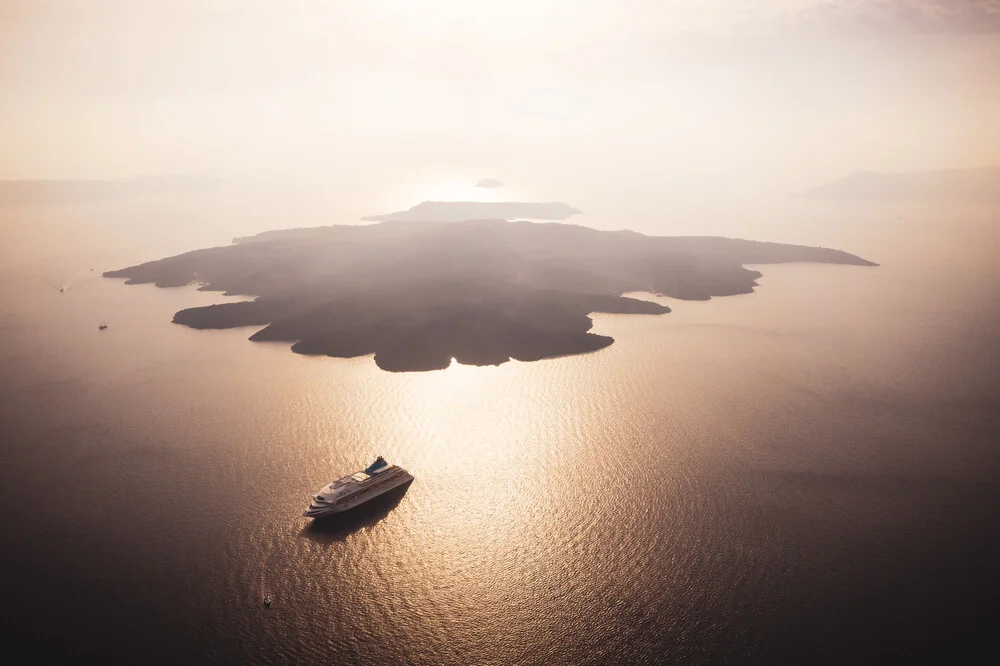 Grèce Santorini Nea Kameni Aerial - Fineart photographie par Jean Claude Castor