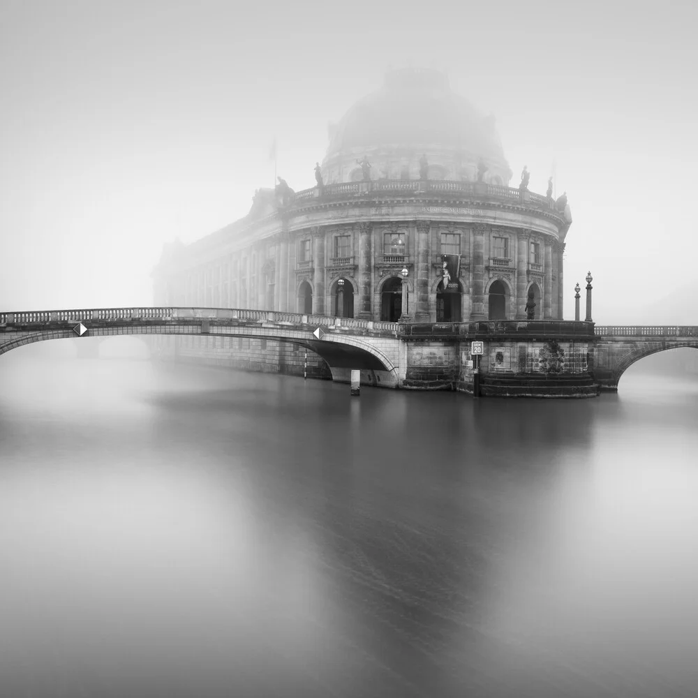 Berliner Bode-Museum im Nebel - Photographie d'art par Ronny Behnert