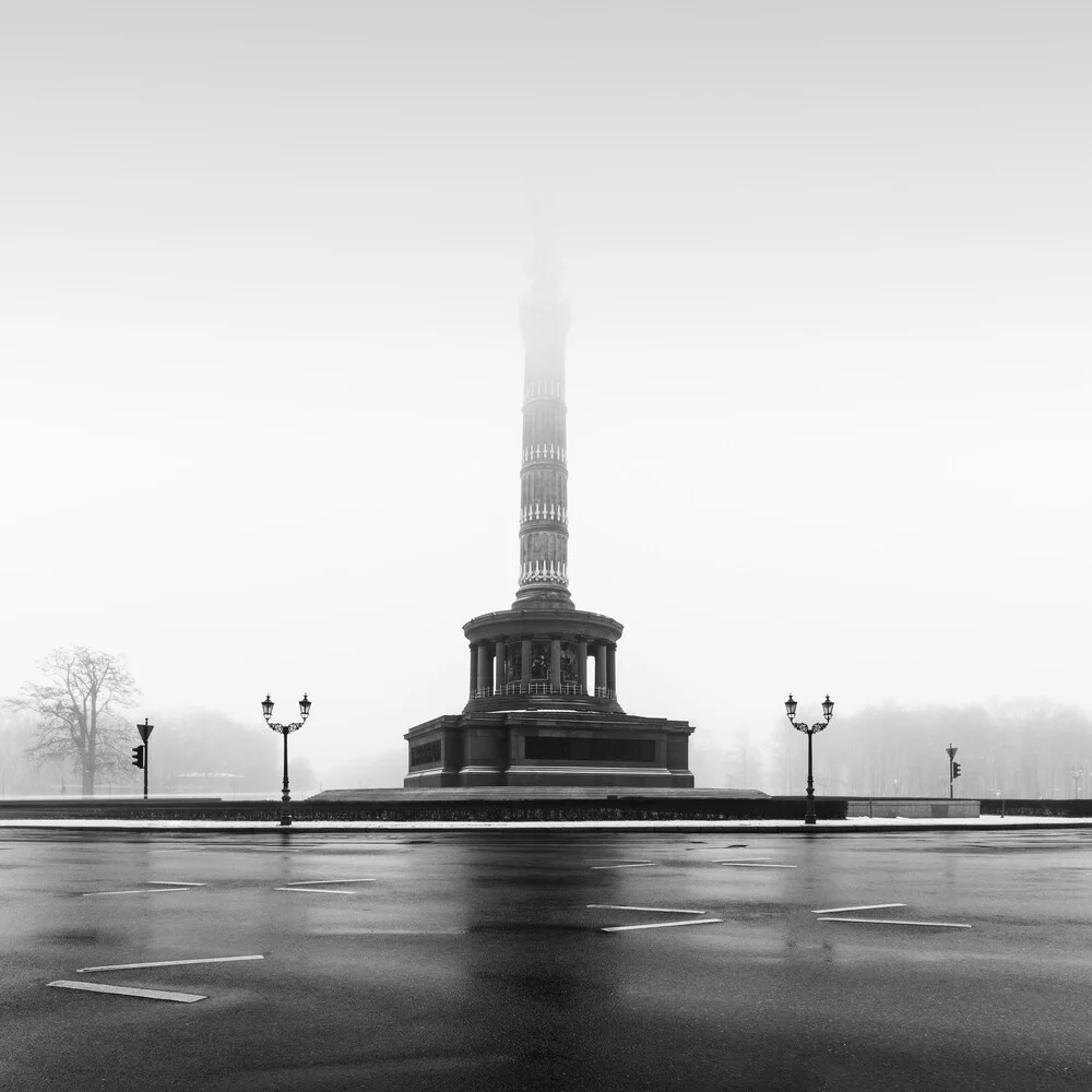 Siegessäule im Nebel - Berlin - Photographie d'art par Ronny Behnert