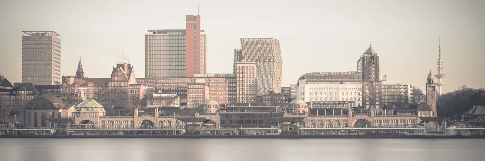Hamburg Skyline - Landungsbruecken - Photographie d'art par Dennis Wehrmann