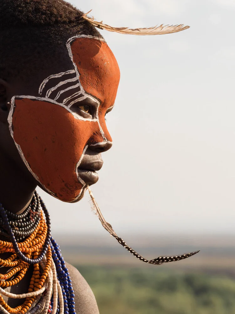 Jeune femme de la tribu Karo sur la rivière Omo - Photographie fineart par Phyllis Bauer