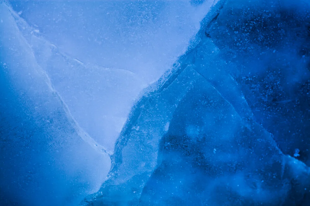 Blue ice cracks - Photographie fineart de Sebastian Worm