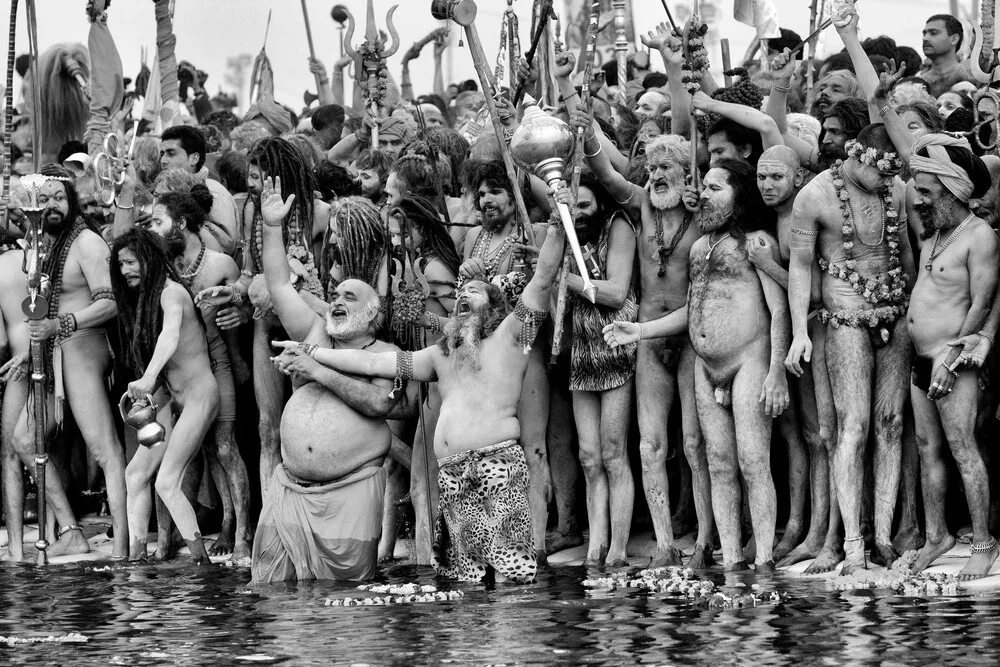 Le bain sacramentel dans le Gange - Photographie d'art de Jagdev Singh