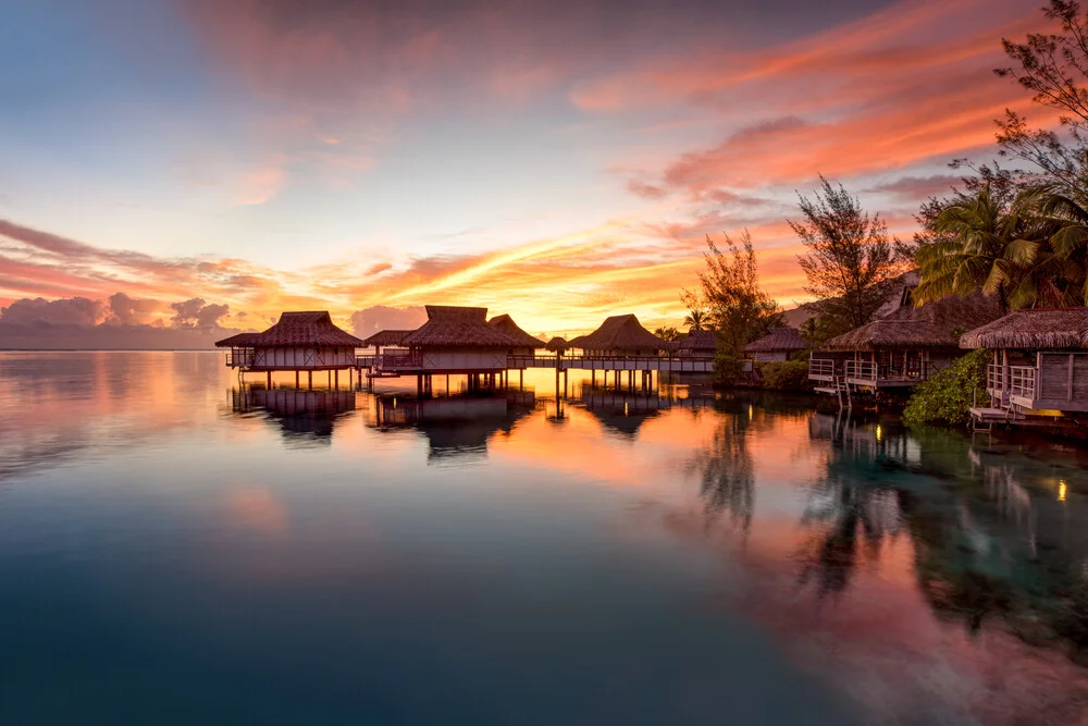 Coucher de soleil romantique sur Bora Bora en Polynésie française - Photographie Fineart de Jan Becke