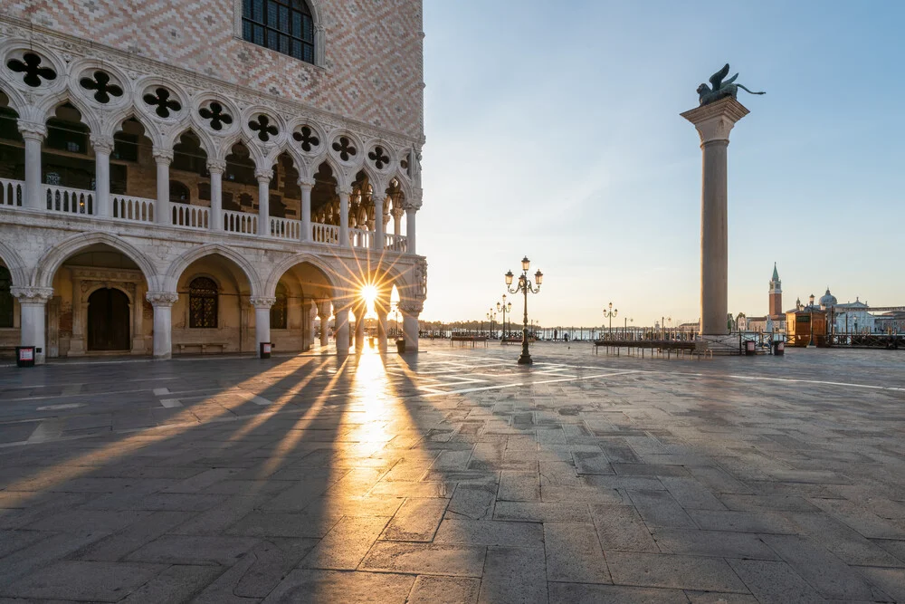 Sonnenaufgang am Markusplatz in Venedig - Fineart photographie de Jan Becke