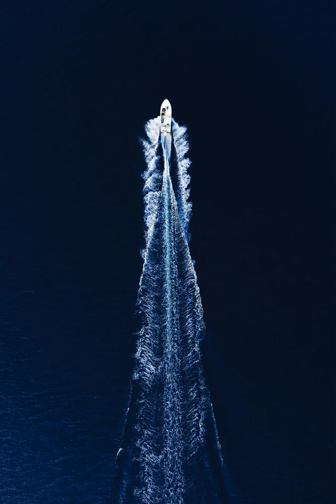 Boat Trip Through Blue - Photographie d'art par Studio Na.hili