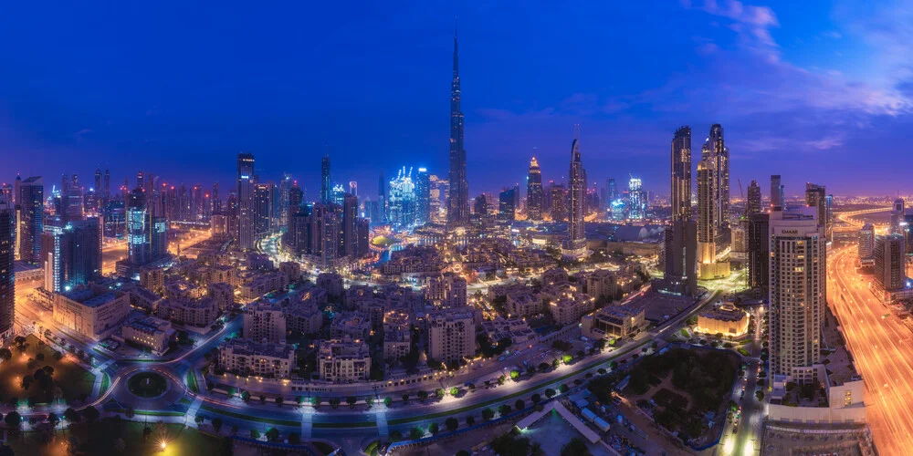 Dubai Downtown Skyline Panorama Blue Hour - Photographie fineart par Jean Claude Castor