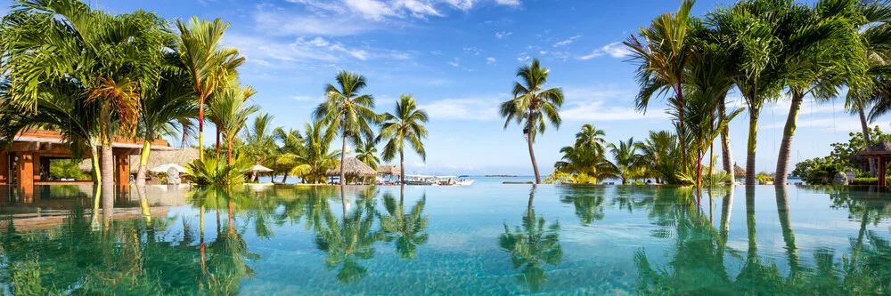 Piscine Infiniti dans un complexe de luxe à Tahiti - Photographie fineart de Jan Becke