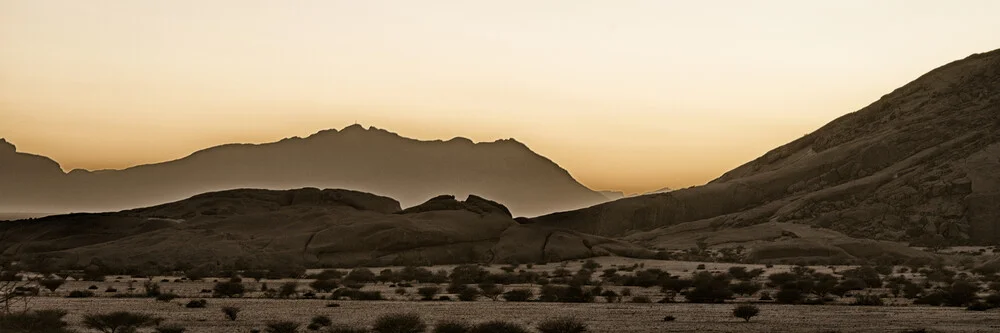 Lever de soleil magique Spitzkoppe Namibie - Photographie d'art par Dennis Wehrmann