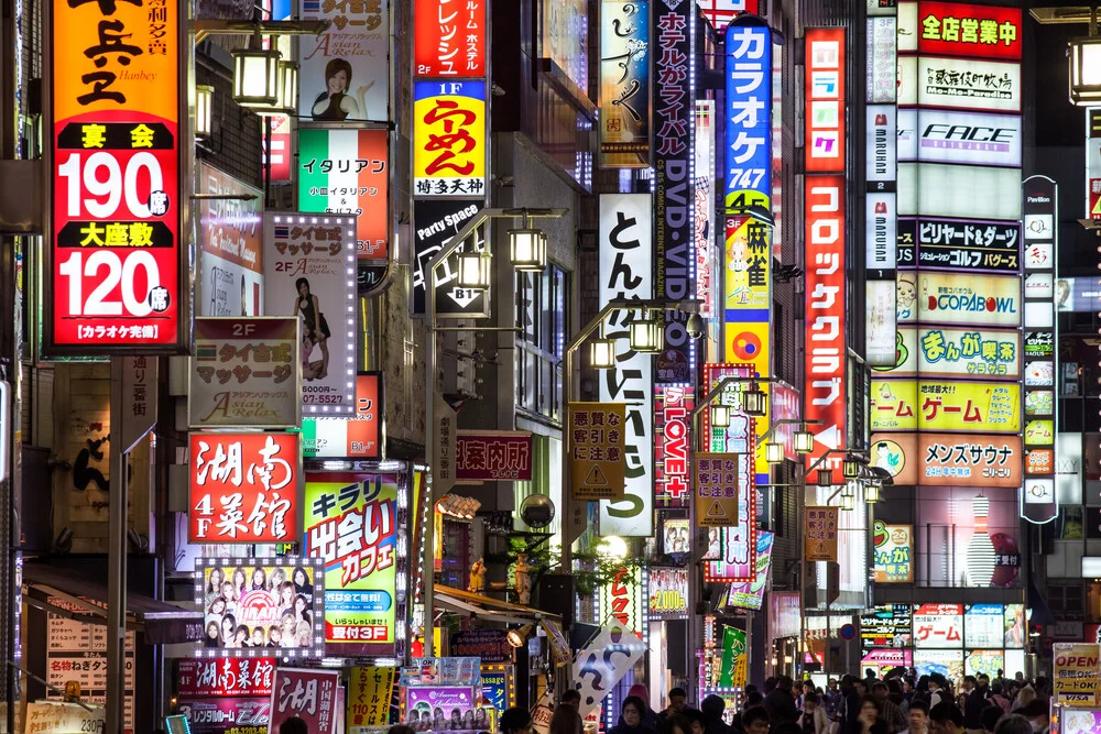 Panneaux publicitaires colorés dans le quartier de Kabukicho - Photographie fineart de Jan Becke