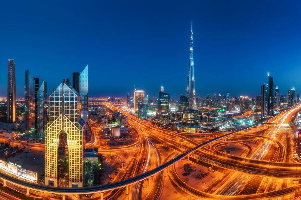Panorama de la ligne d'horizon de Dubaï avec Sheyk Zayed Road et Burj à l'heure bleue - Photographie Fineart de Jean Claude Castor