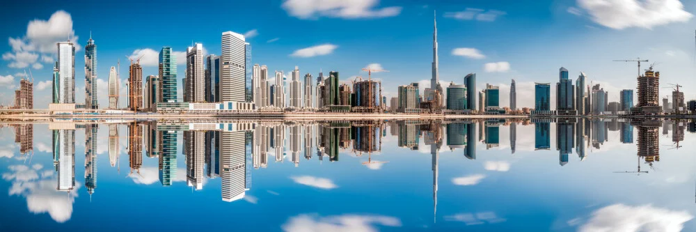 Dubai Business Bay Skyline Panorama Reflection - Photographie d'art par Jean Claude Castor