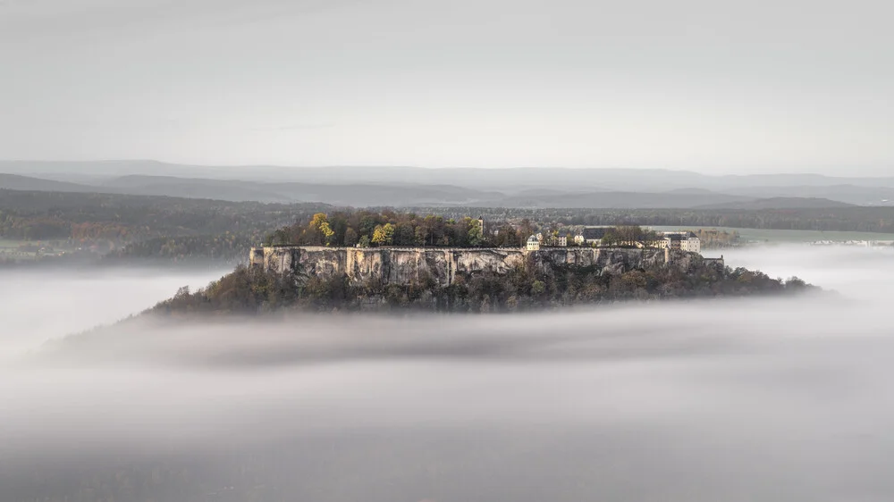 Burg Königstein im Nebel Elbsandsteingebirge - Photographie d'art par Ronny Behnert