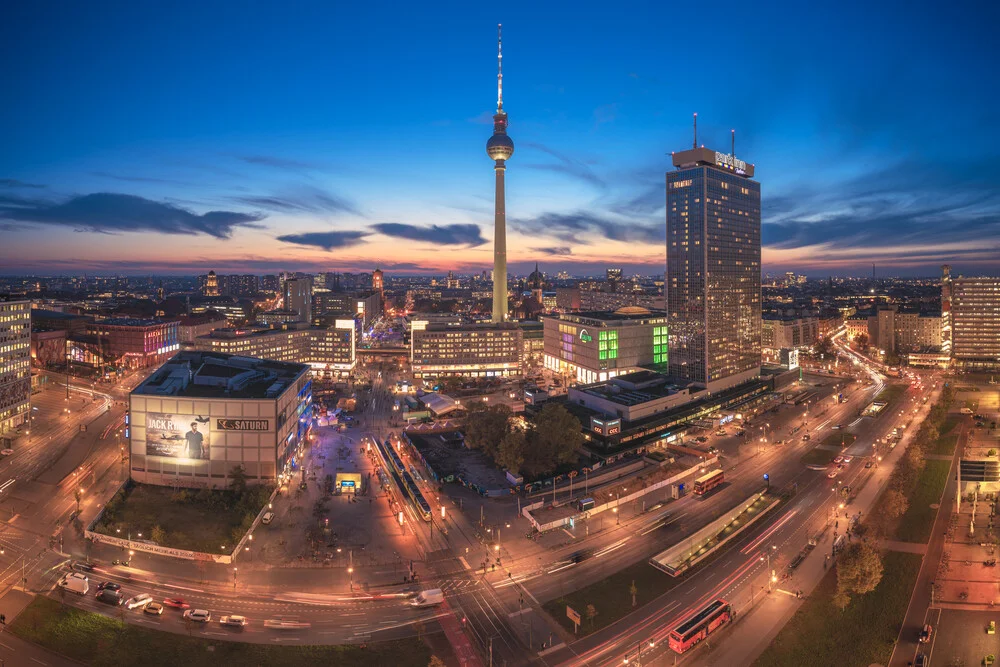 Skyline Berlin à Alexanderplatz pendant l'Heure bleue - Photographie fineart de Jean Claude Castor