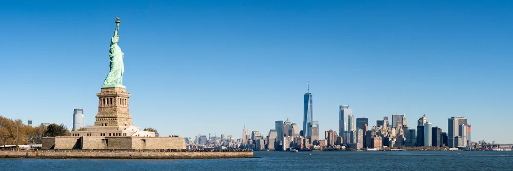 Manhattan Skyline avec Statue de la Liberté - Photographie fineart de Jan Becke