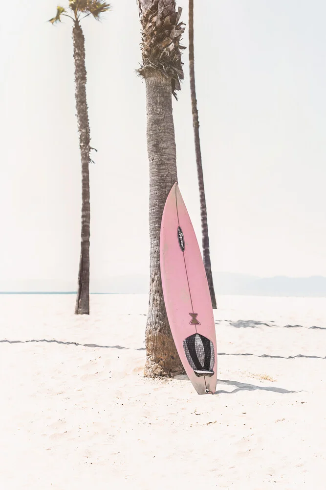Planche de surf rose - photographie de Kathrin Pienaar