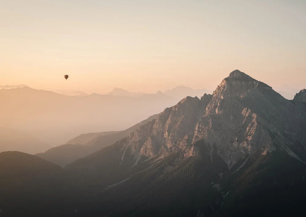Heißluftballon bei Sonnenaufgang - photographie de Felix Dorn