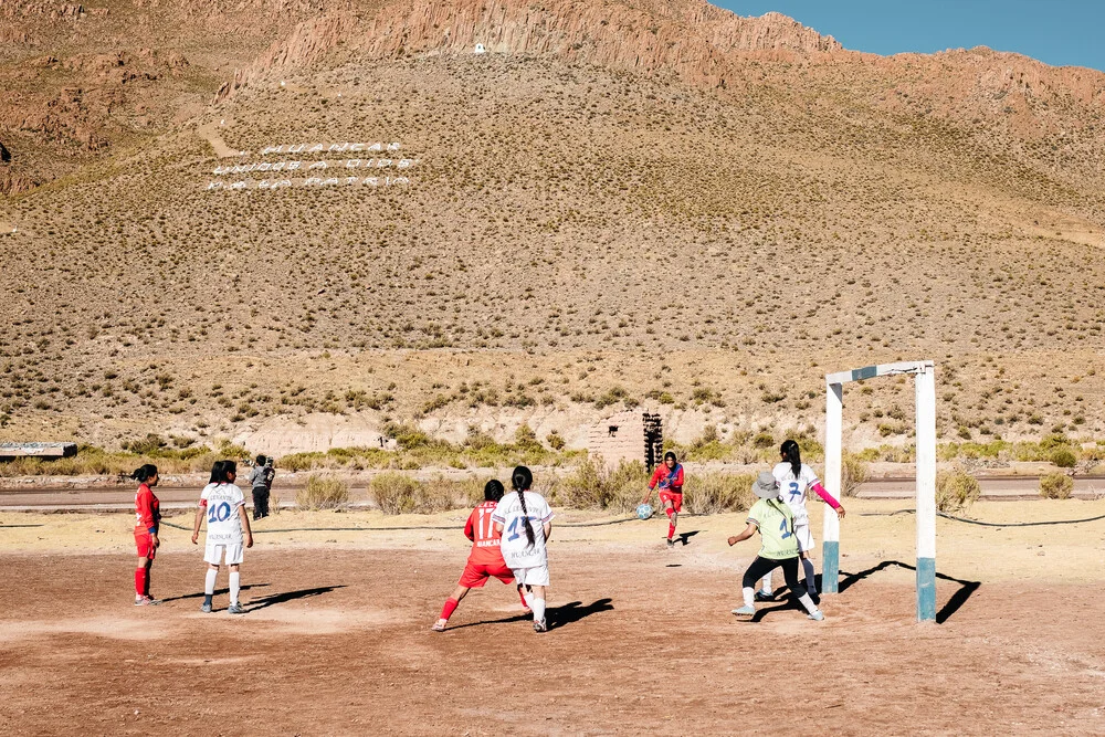 Football féminin dans le désert - Photographie Fineart de Felix Dorn