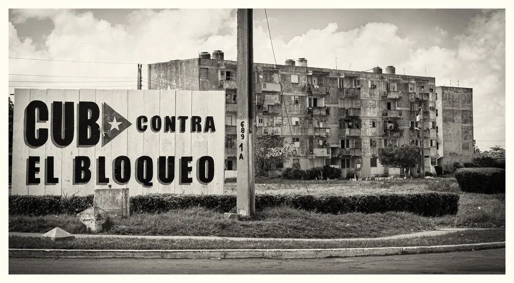 Bloc d'appartements, Cuba Contra - Photographie d'art par Phyllis Bauer