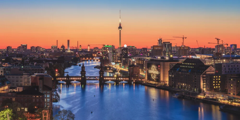 Berln Skyline Panorama Golden Hour - Photographie d'art par Jean Claude Castor
