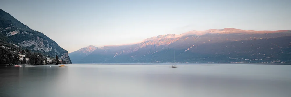 Coucher de soleil panoramique Lago di Garda - Gargnano - Photographie d'art par Dennis Wehrmann