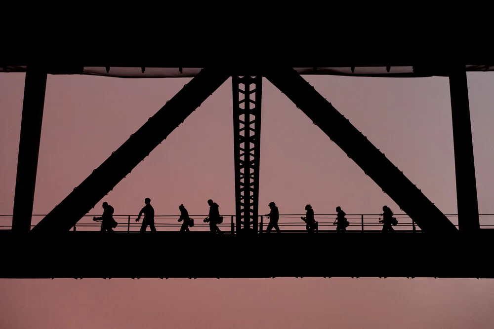 Bridge Walk - Photographie d'art par AJ Schokora
