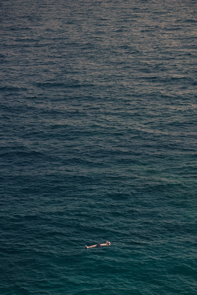 Deep Ocean Solitude - Photographie d'art par AJ Schokora