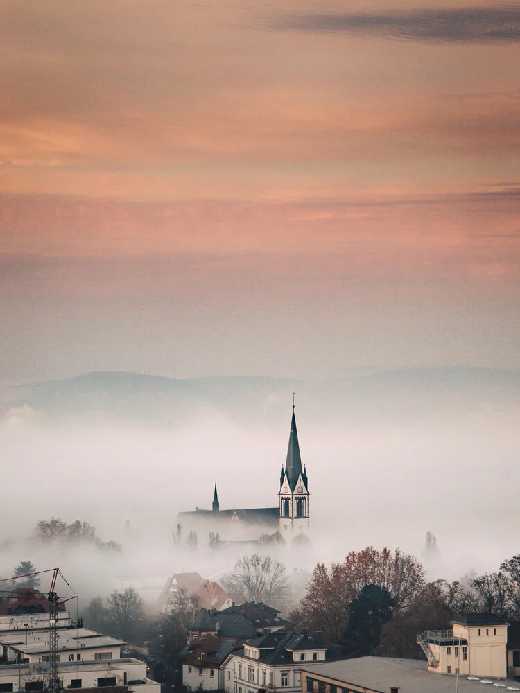 Gießen im Nebelmeer - Photographie d'art par Lennart Pagel