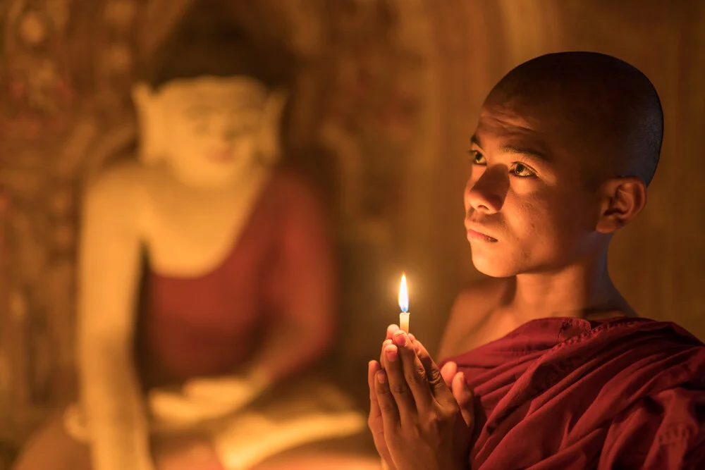 Moine bouddhiste priant Bouddha - Photographie fineart de Jan Becke