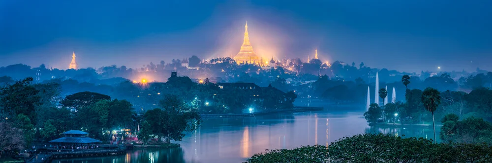 Shwedagon et le lac Kandawgyi à Yangon - Photographie fineart de Jan Becke