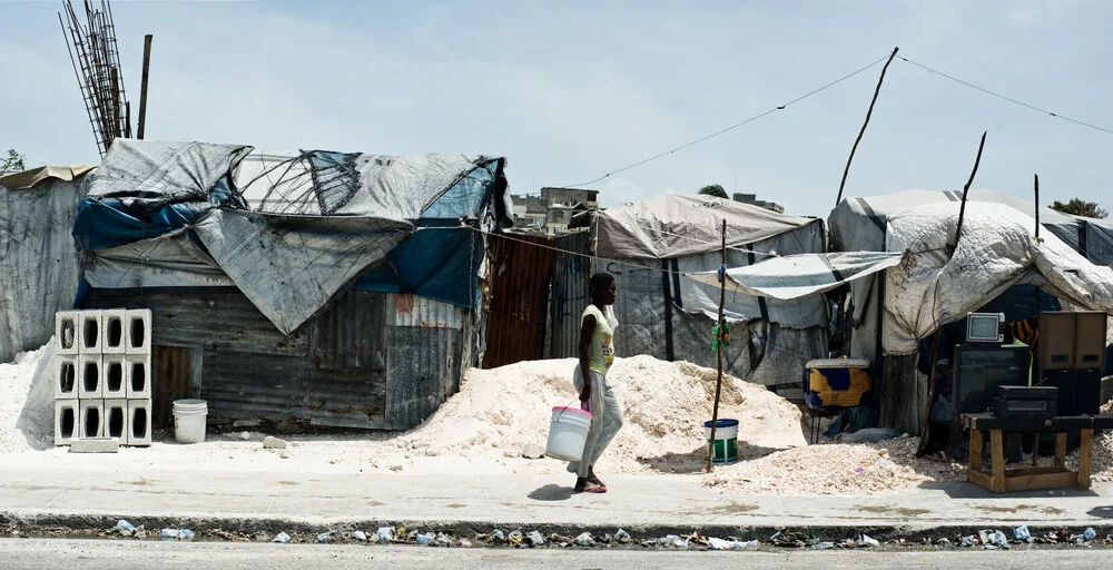 Strassenszene Port au Prince - Photographie d'art par Michael Wagener