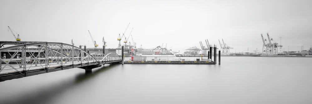Vue sur le port de Hambourg - Photographie d'art par Dennis Wehrmann