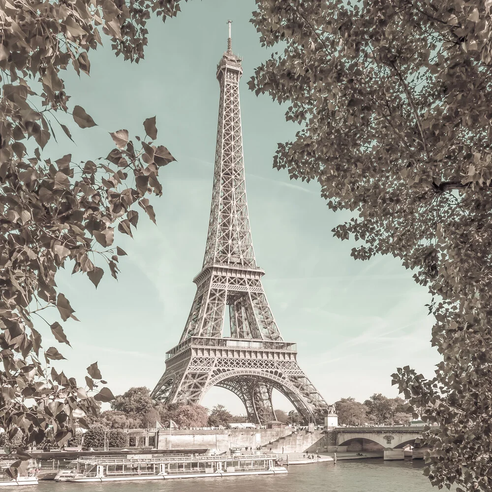 PARIS Tour Eiffel et Seine style vintage urbain - Photographie fineart par Melanie Viola
