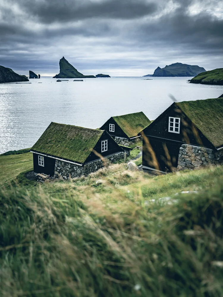 village au bord de la mer aux îles Féroé - Photographie fineart de Franz Sussbauer