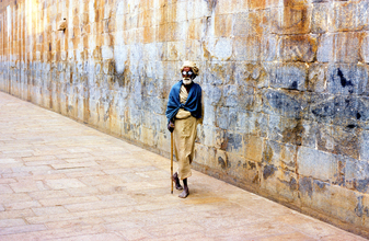 Michael Schöppner, L'homme et le mur (Inde, Asie)
