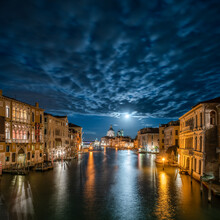 Jan Becke, Pleine lune au-dessus du Grand Canal à Venise (Italie, Europe)