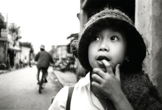 Jacqy Gantenbrink, Petite fille au Vietnam - Vietnam, Asie)