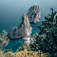 Eva Stadler, Capri - Roches et plantes grasses et un bar de plage