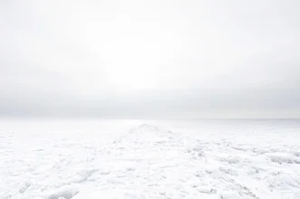 White Frozen Embankment - Photographie d'art par Schoo Flemming