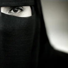 Femme voilée de Salalah, Oman - Photographie d'art par Eric Lafforgue