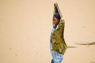 Steffen Böttcher, Femme sur la plage (Ghana, Afrique)