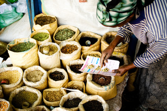 Bénédicte Salzes, Achat d'épices - Éthiopie, Afrique)
