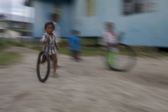 Christina Feldt, Enfants jouant sur l'île de Mabul, Bornéo, Malaisie (Malaisie, Asie)